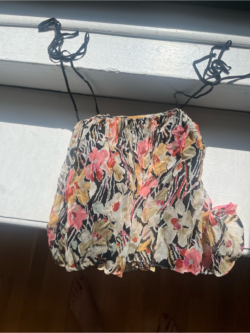 ELIZABETH AND JAMES Floral Pleated Croppish Top